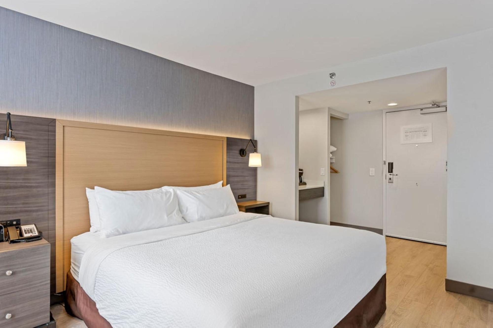 Holiday Inn & Suites Ottawa Kanata By Ihg Exterior photo